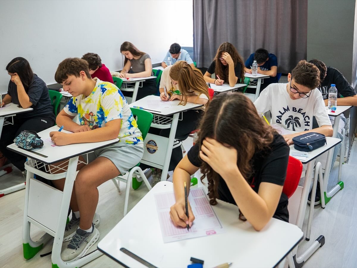 Radikal Eğitim Kurumlarında YKS'de derece yapan öğrencilere ödül